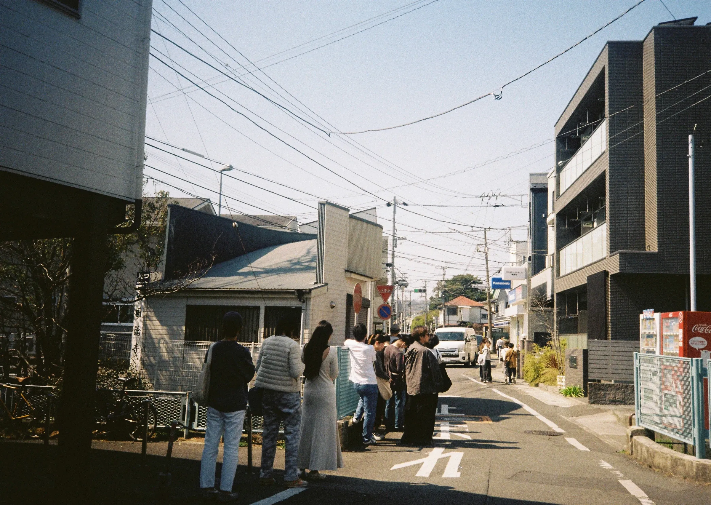 晴れた大町の通りでピデの前に並ぶお客さま