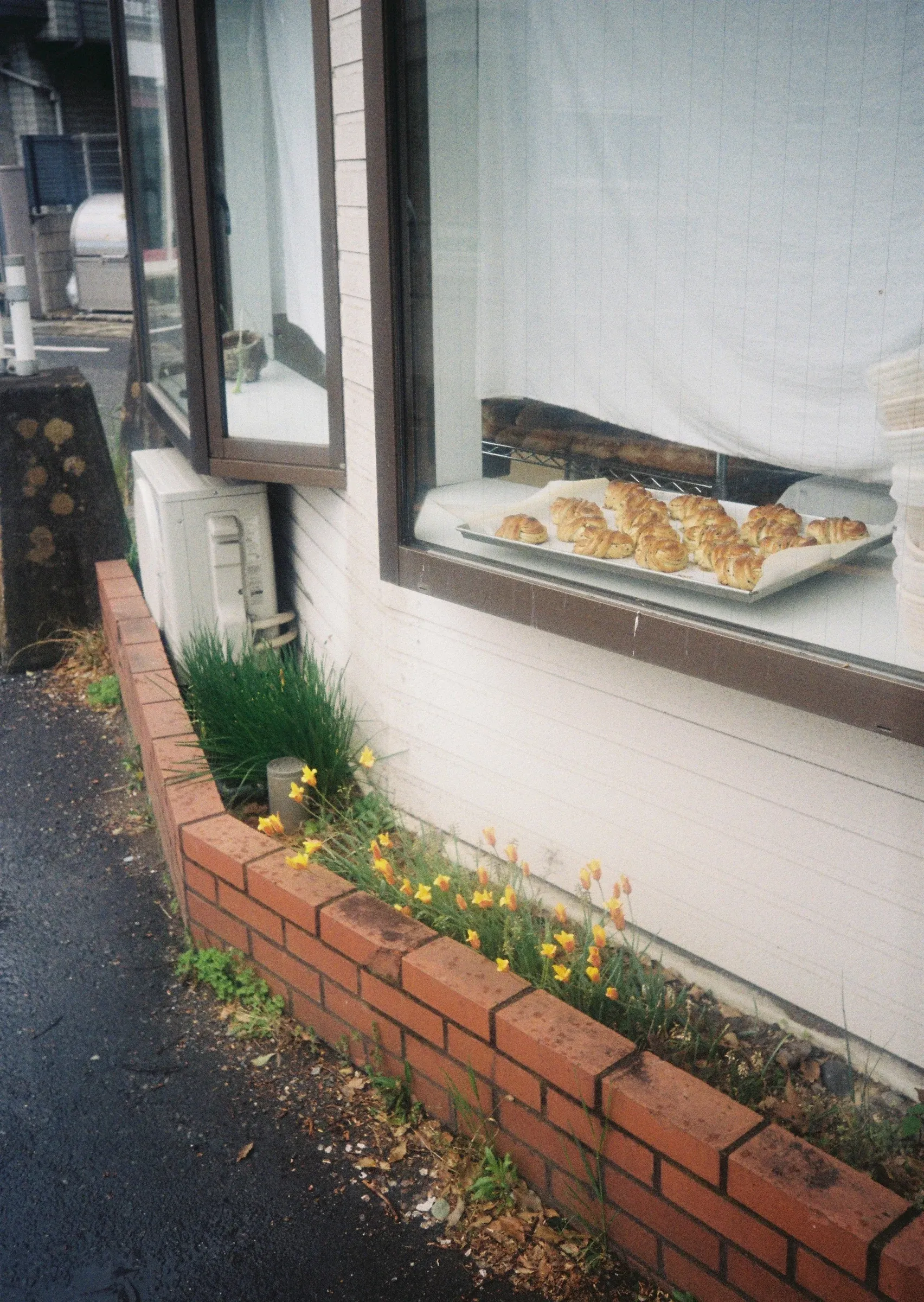 花壇の上にあるピデの窓辺で冷ます焼きたてのペストリー